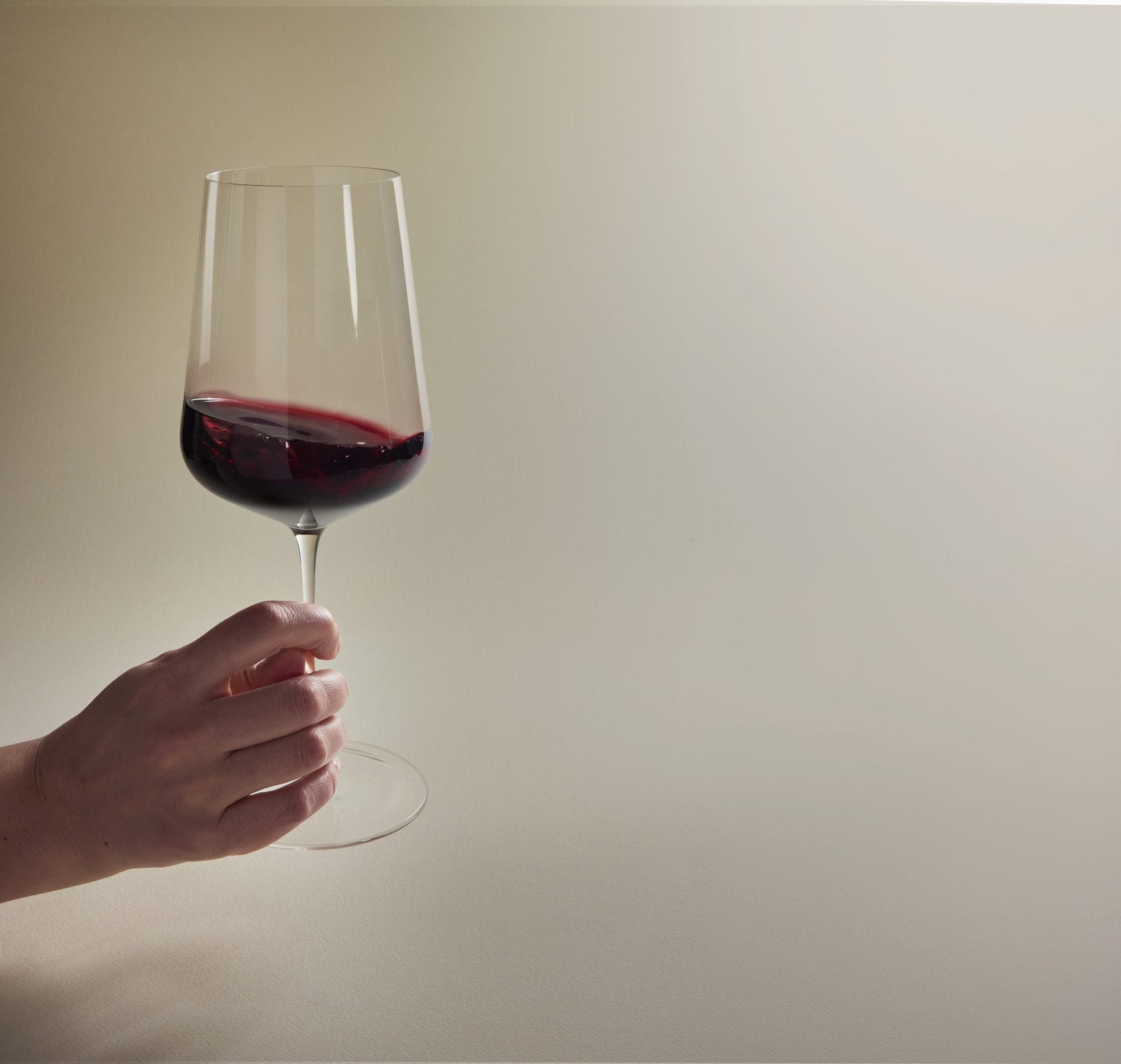 paragraph glass in hand